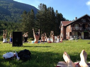 Mange gjorde yoga etter middag. Selv inntok jeg posituren "Sovende Bendik" med stor entusiasme.