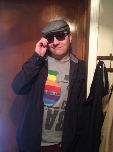 Hatt matcher T-skjorten, og innsiden av kragen. Mer skal det ikke til. Men jeg kunne ikke gått med den T-skjorten og den hatten uten den ekstra skjorten slengt over for å bryte opp gråfargen.