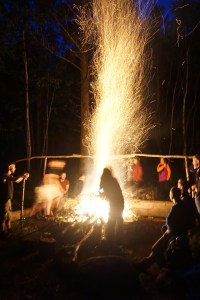 Slik så vanligvis leirbålet ut. I blandt var jeg litt redd for at vi måtte ha et impromptu øyenbrynsrekonstruksjonskurs på leiren, men det slapp vi heldigvis.