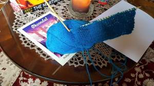 Jepp, jeg ble bitt av strikkebasillen. Det var faktisk ganske gøy, selv om jeg ikke rakk å bli ferdig. Jeg tok det med hjem så kanskje jeg fullfører denne mobilsokken en gang. Fargen matcher jo fargen på mobiltelefonen min!